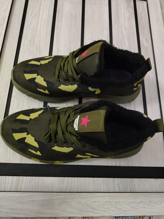 Кроссовки в комуфляжном цвете