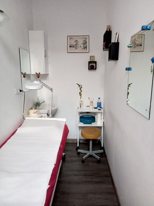 Închiriez post de Manichiură și Cosmetică