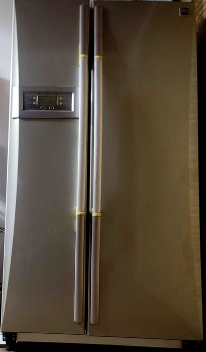 Шкаф холодильник корея Dewooo идеально рабочий читайте ниже