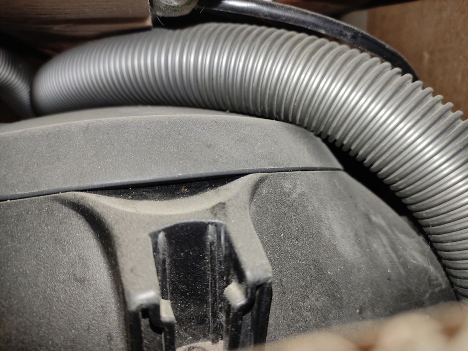 Отличный пылесос хорошо всасывает