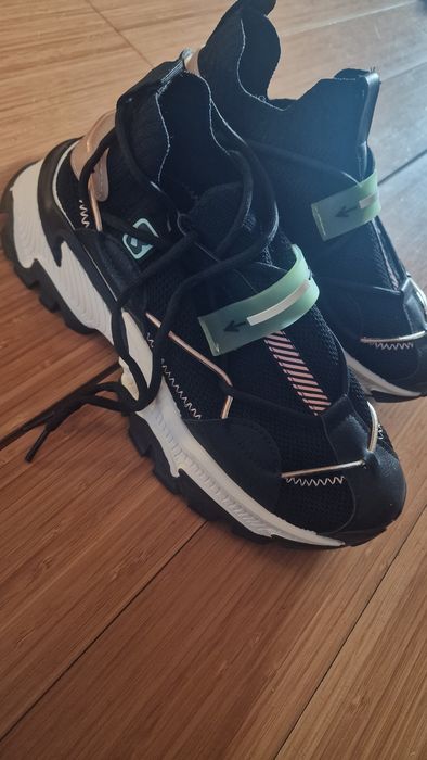 Vand sneakersi de dama