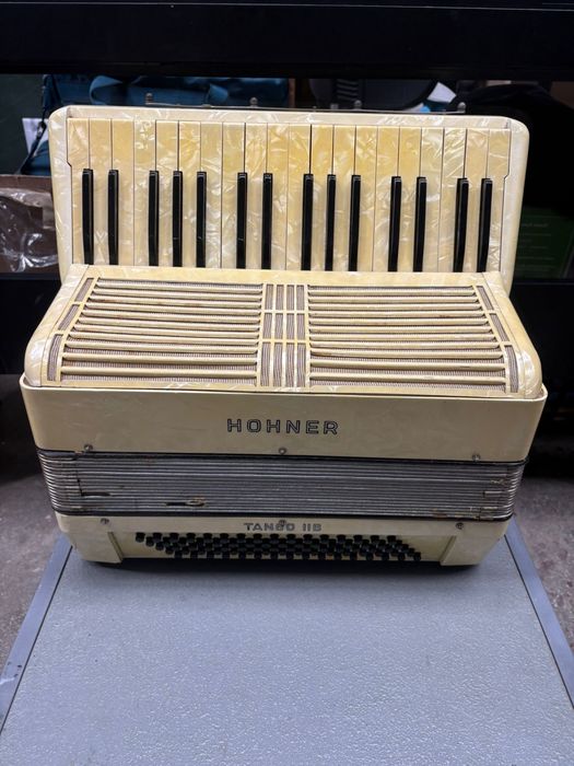 Acordeon Hohner Tango 2B cu 80 de basi