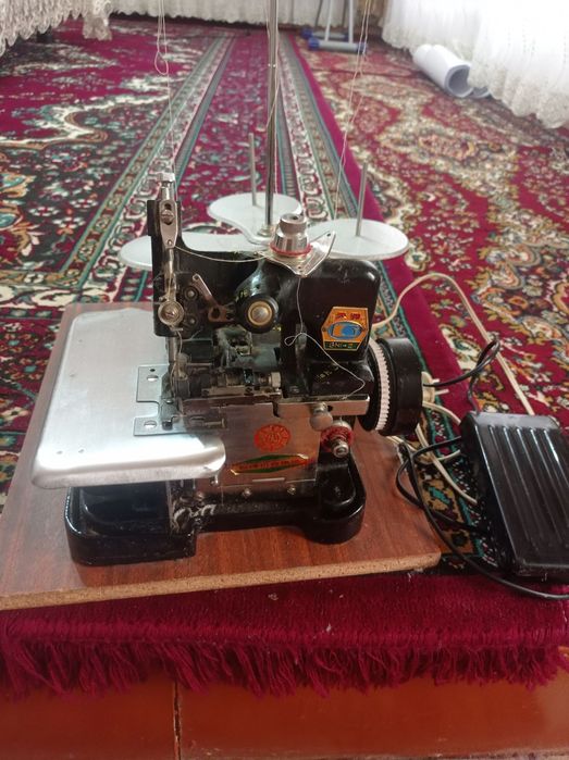 Tikuv mashinasi sotiladi uchta ipli  ОВЕРЛОК