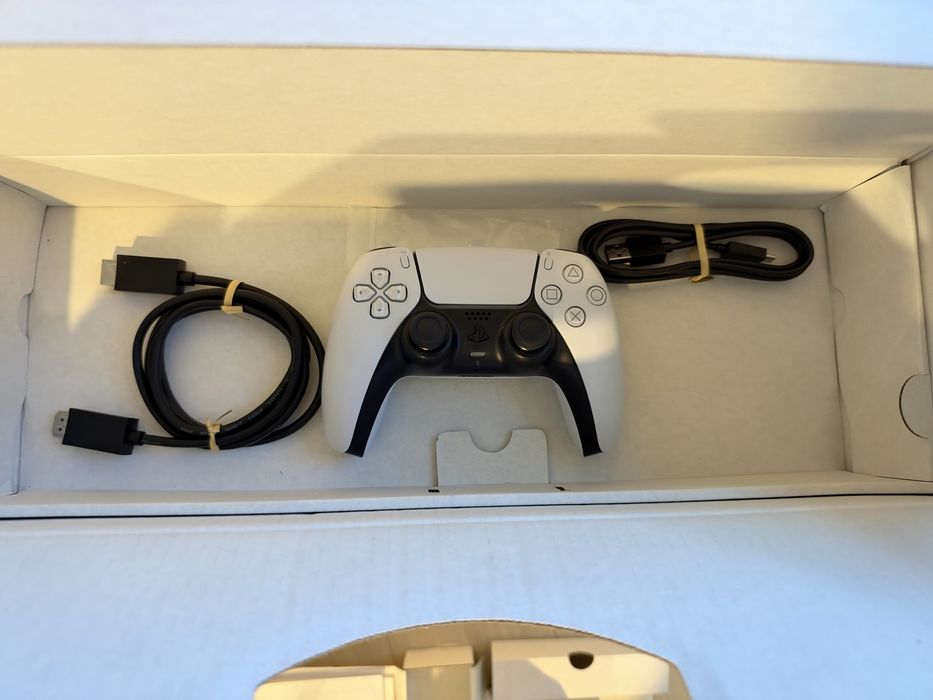 Consola PS5 cu disk cu doua manete si joc