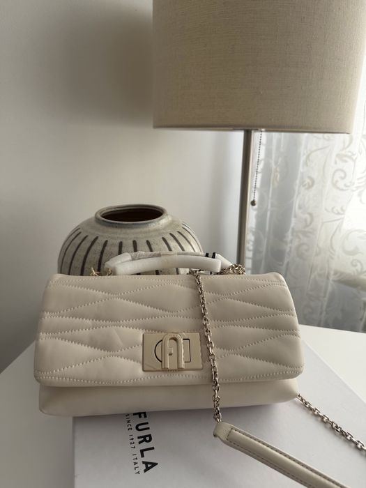 Furla дамска чанта в черен цвят от естествена кожа черна 160€ Има я и в естествено бяло Нова 200€