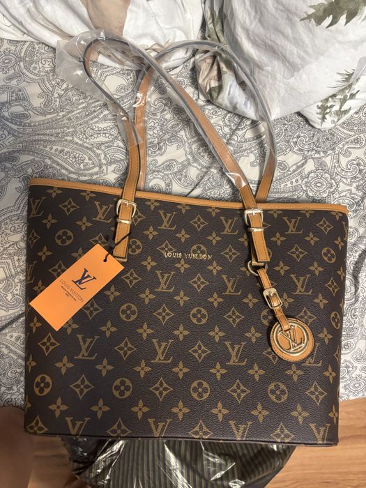 LV модерна чанта