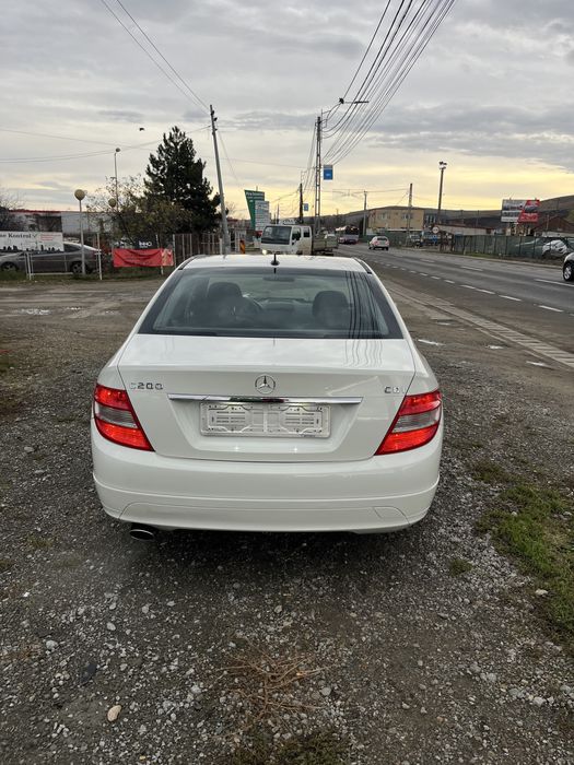 Vand sau schimb mercedes c 200 an 2011