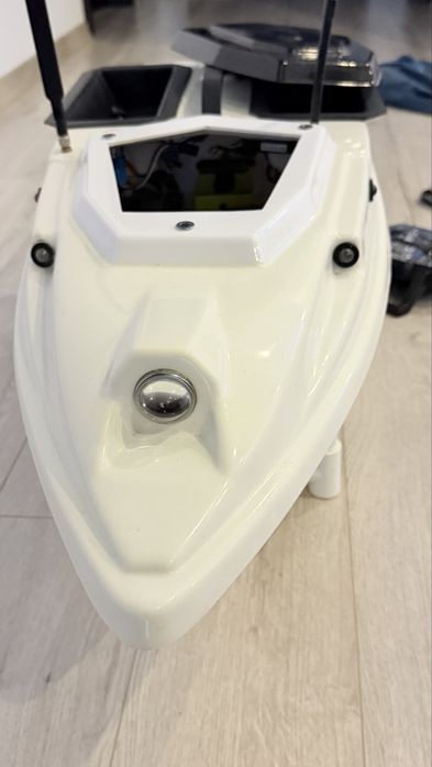 Vand navomodel, cu sonar si autopilot, pentru pescuit plantat