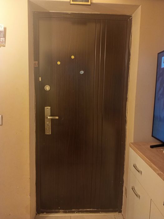 Продавам масивна входна врата със двойно заключване