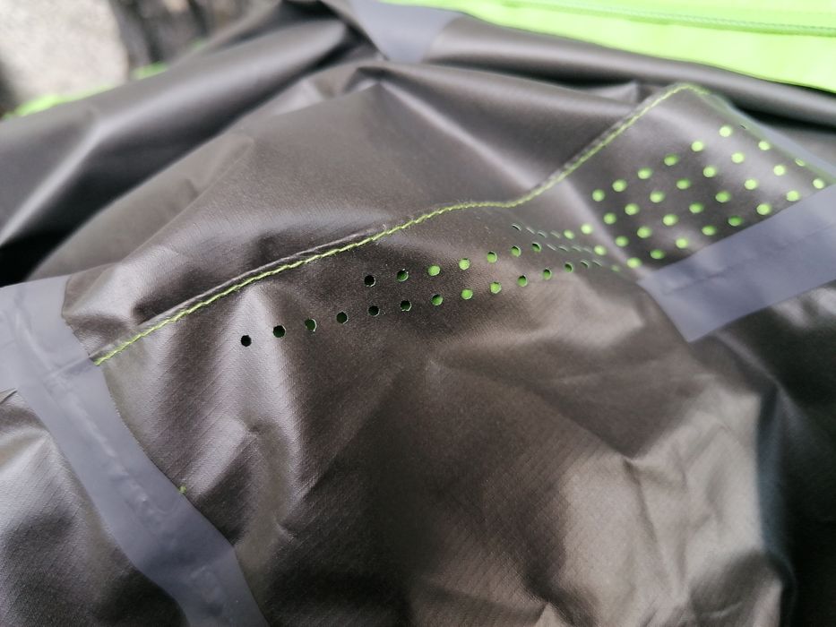 Продавам ново дамско зелено водоустойчиво яке Arc'teryx