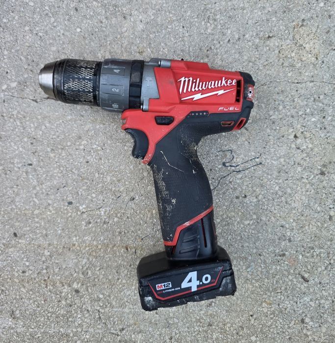 Milwaukee M12 filetanta cu percutie