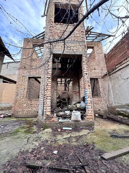 Яшнабод туманида 2 сотихда,  фасади 11 метрлик уй сотилади