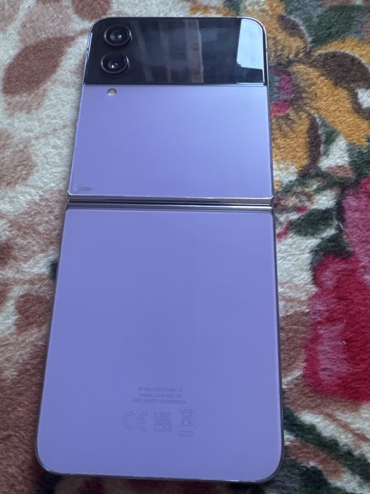 Samsung  galaxi z flip 4 .                     ,