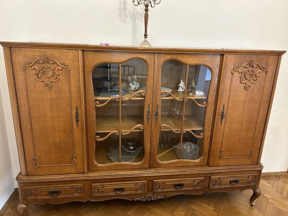 Продавам старинен шкаф и столове