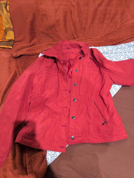 Продавам червено яке