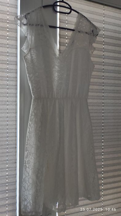 Бяла дантелена рокля Hailys