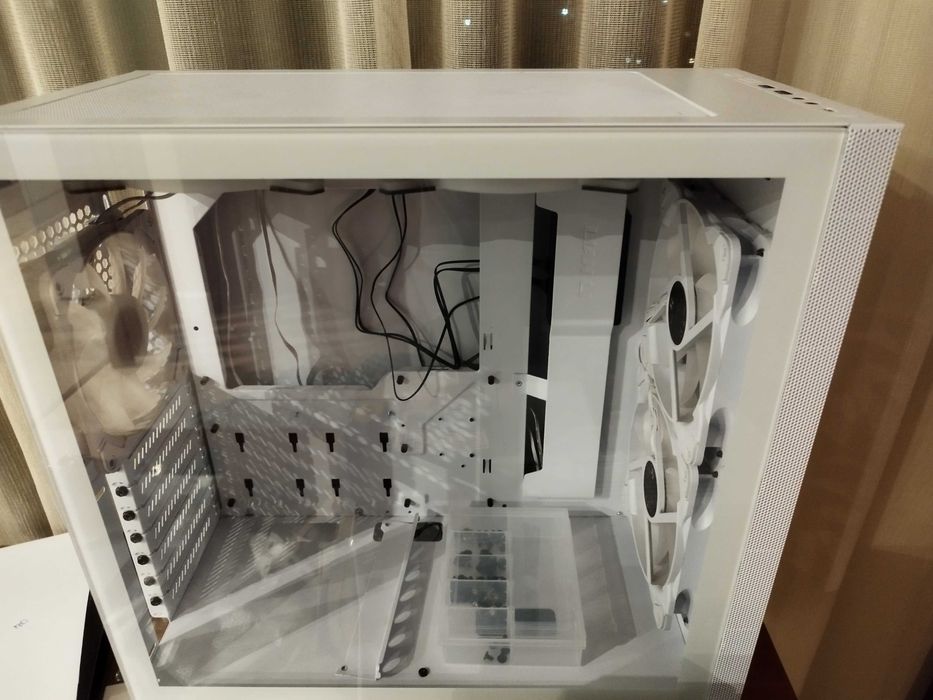 Vând carcasa pc gaming LIAN LI alba cu 5 ventilatoare