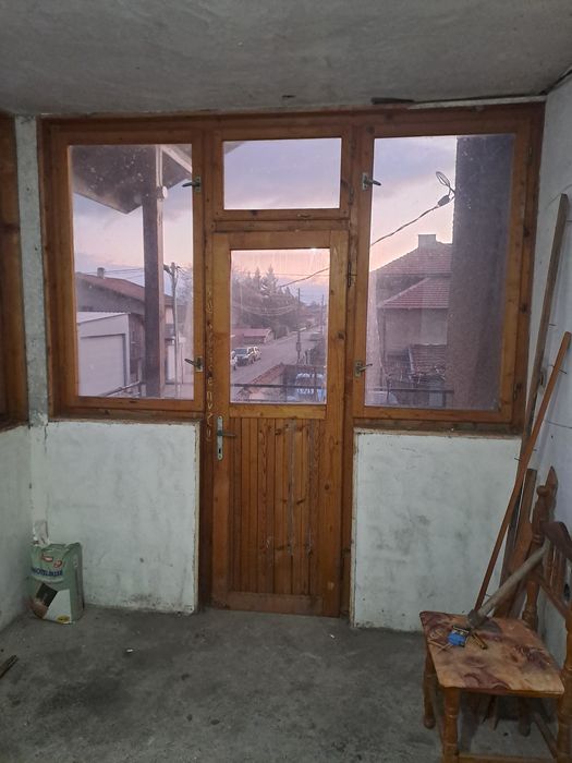Продавам  четири врати и дограма