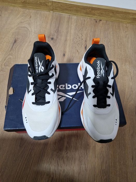 Vand adidasi Reebok Noi