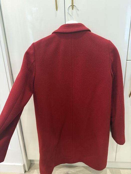 Късо червено палто.