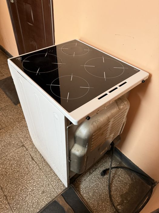 Стъклокерамична готварска печка Indesit K3C51(W)