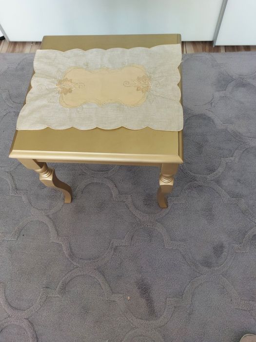 Помощна масичка /златист цвят/