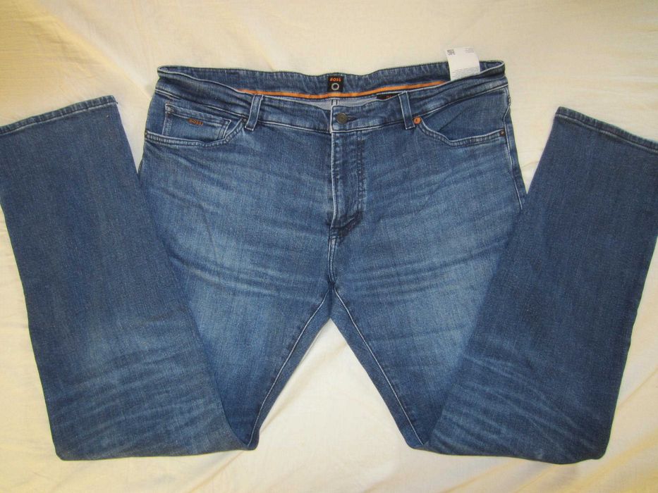 Blugi Hugo Boss, model Maine, masura W40 L34, Talie=104cm,Lung=105cm,croiala dreapta,fermoar 99%bumbac+ 1%elasthan, stare f.buna, fabricati in Tunisia