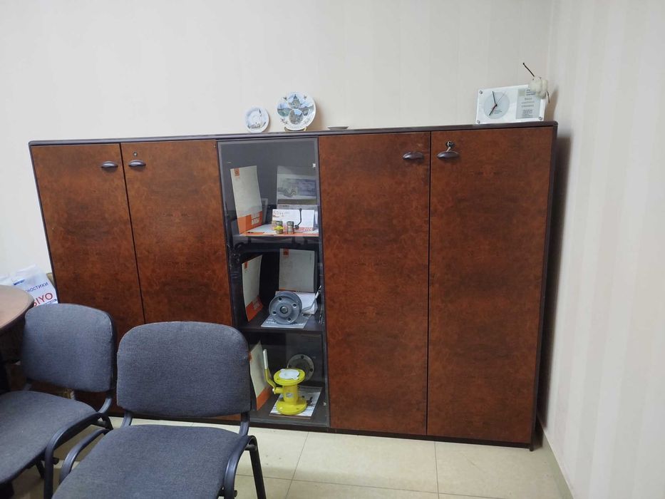 Продается  недорого итальянская офисная мебель .