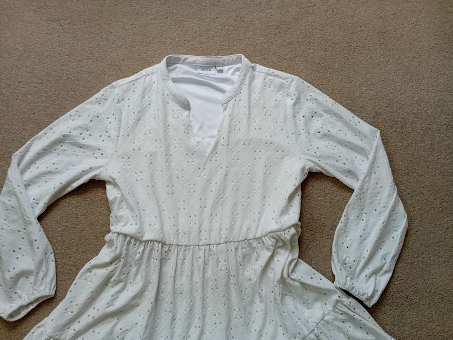 Бяла рокля с дълъг ръкав