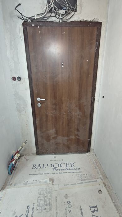 Входна врата метален обков