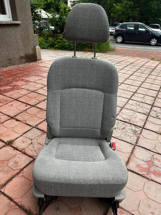 2 бр. Седалки за Хюндай Траджет 3 ред