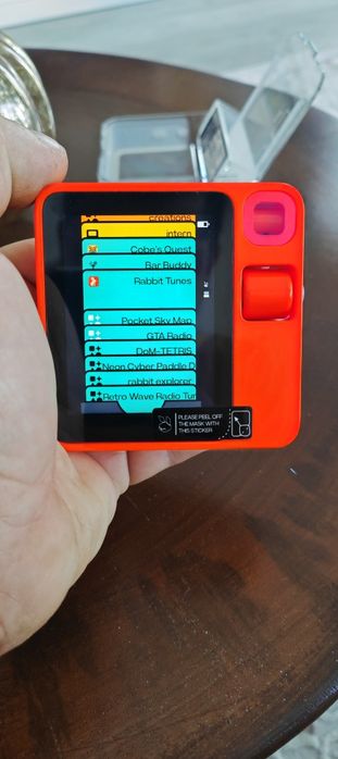 Rabbit R1 AI Pocket Companion (Utilizat) cu mici urme de uzură.