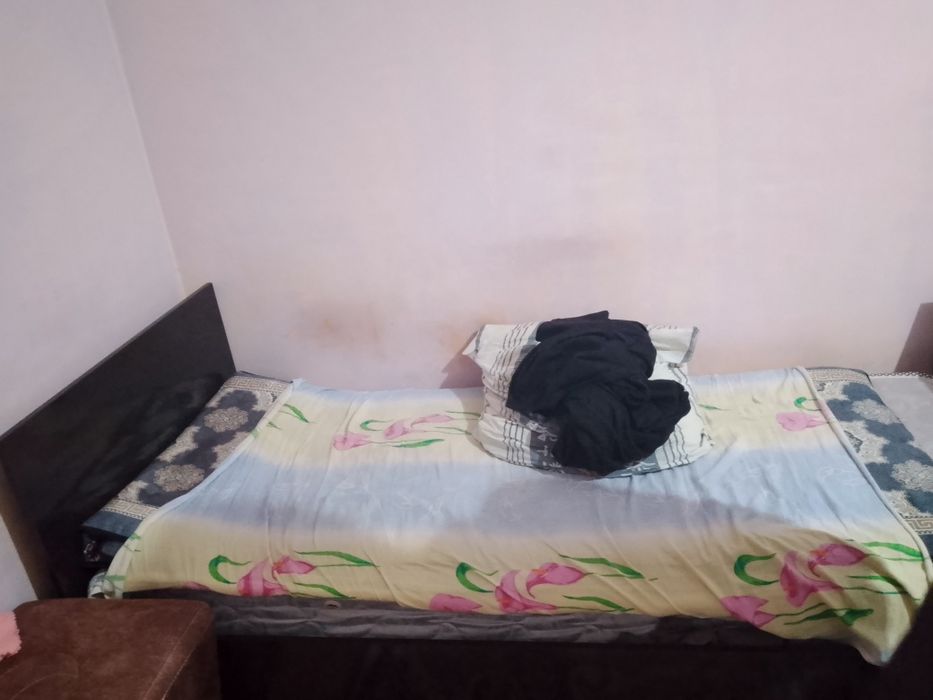 Продаю мебель один диван к нему два пуфика одна кровать и два кресла