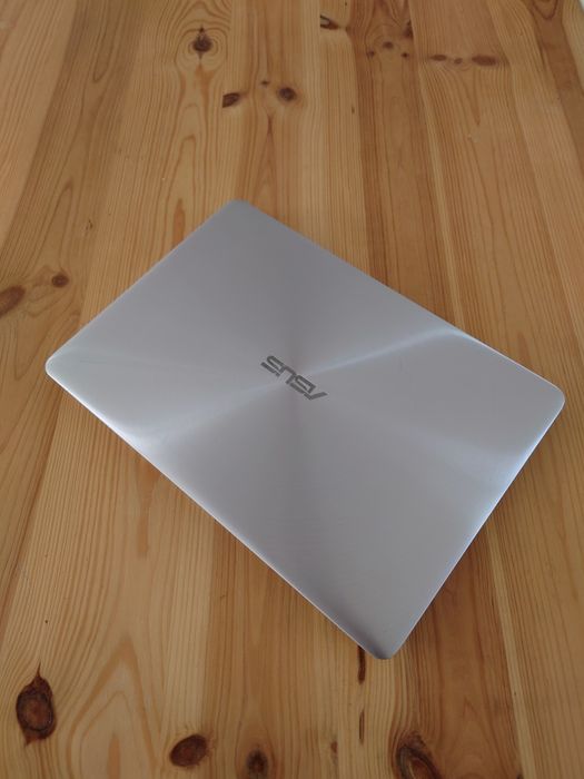 Asus Roz cu geanta roz • Taste luminate • procesor i5-7th gen• Nvidia• difuzoare harman / Kardon
