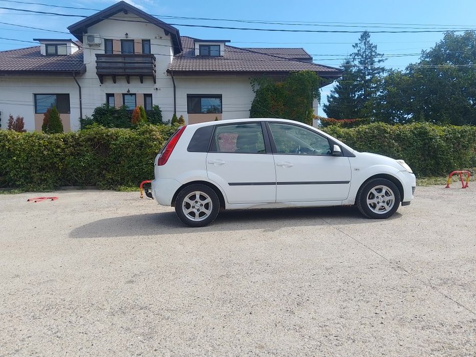 Vând Ford fiesta