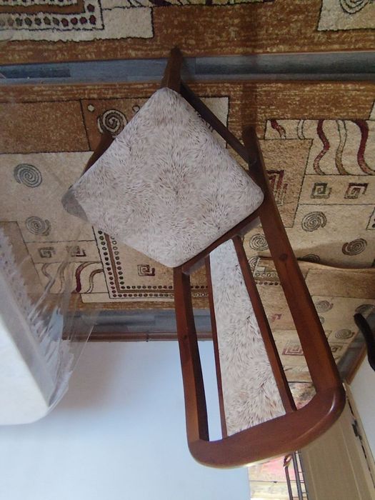 Стол и стулья из дерева