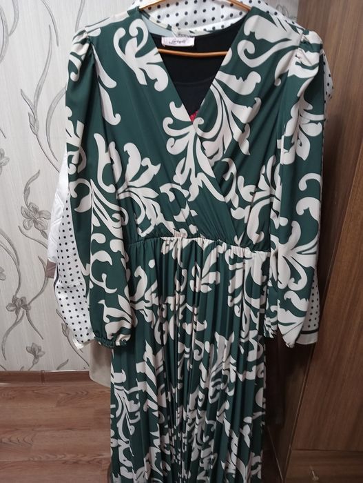 Продаются платья.