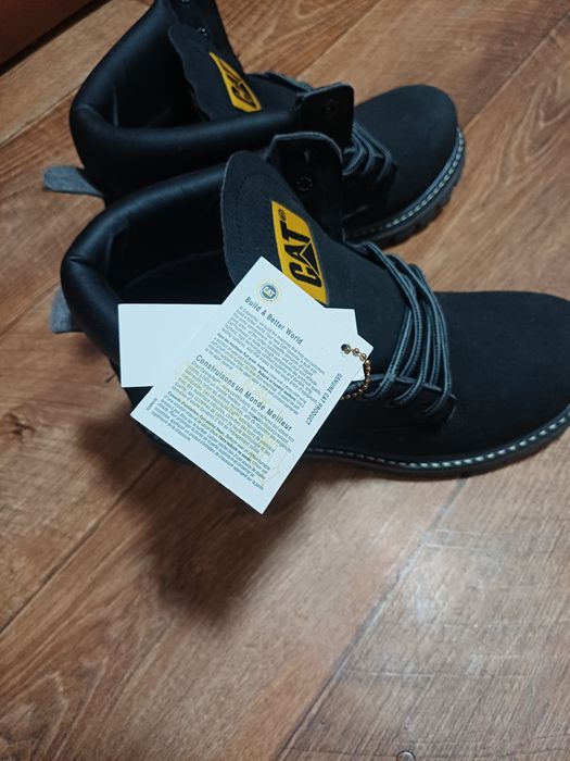 Продам новые ботинки