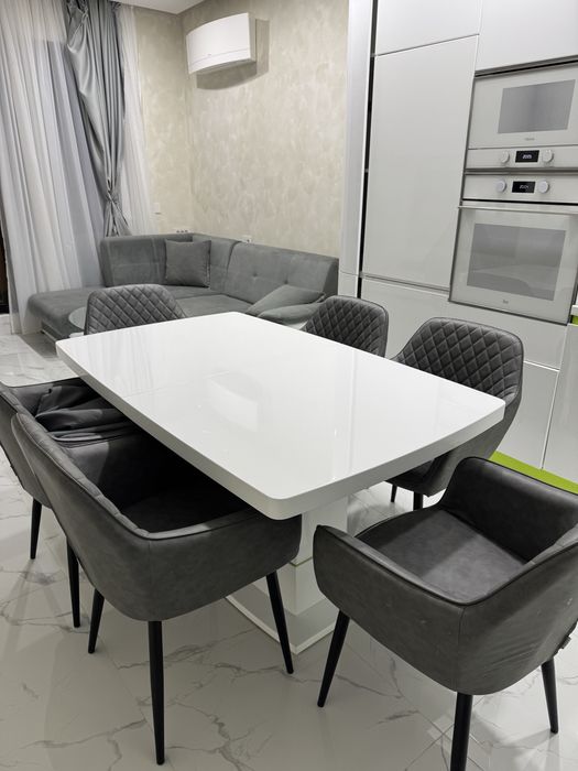 Луксозен трапезен сет: бяла гланц маса и дизайнерски столове
