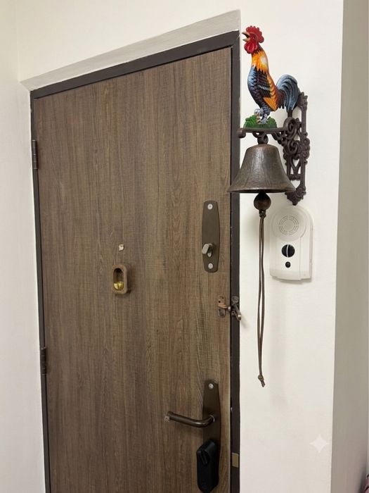 Clopot decorativ din fontă masivă (model Cocoș) – 42 cm, 3 kg, șnur piele