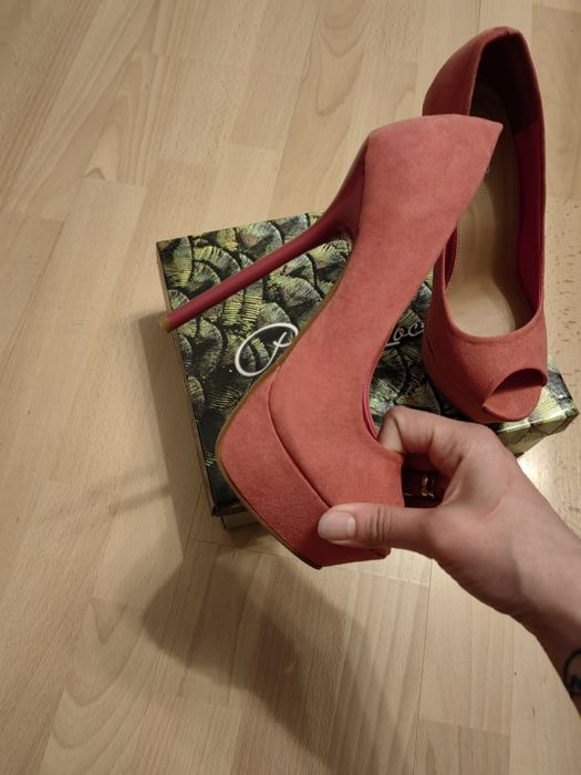 Различни модели обувки на висок ток