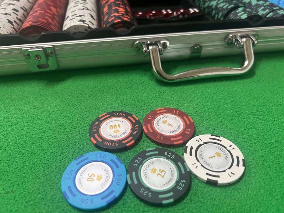 Маса+ чипове + 9 стола