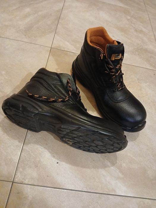 Продавам мъжки обувки боти