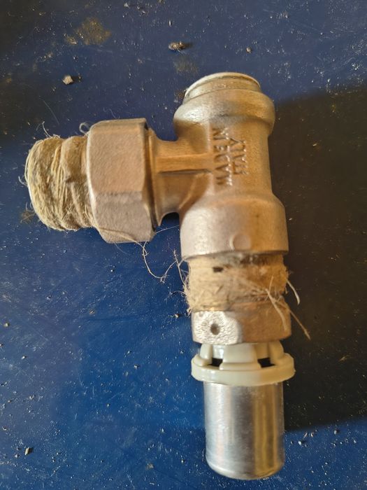 Robineți tur retur pex 16  nefolosiți sunt noi doar pregătiți  numai că nu sau potrivit la mine