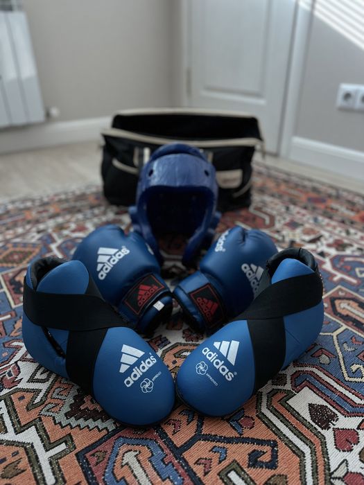 Шлем, перчатки, бутсы размера S (+сумка)