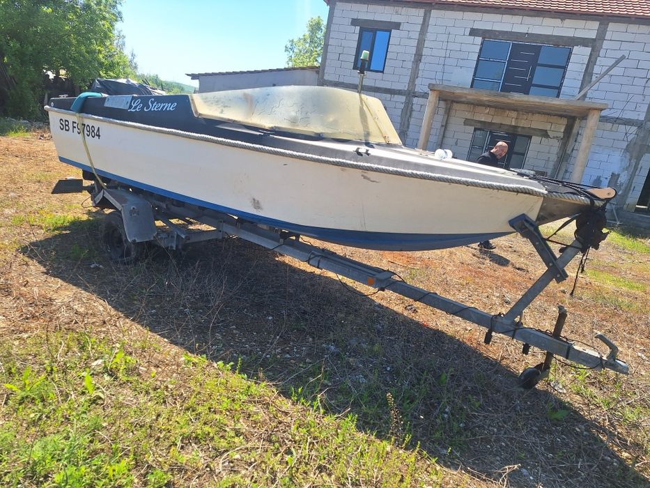 Barcă   cu motor de viteza