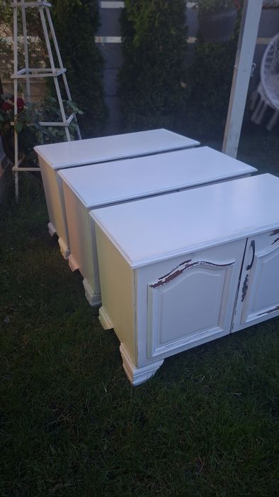 3 comode care necesita revopsire ,lemn masiv, 90/60/58.