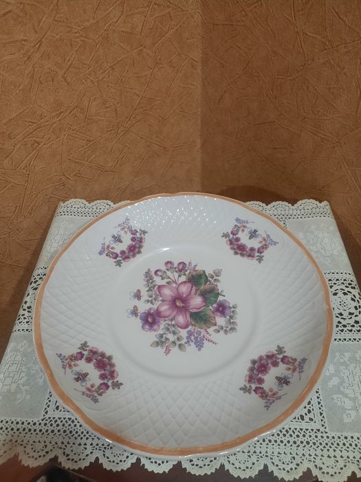 Фарфоровое блюдо " Золотая пчелка" ,  Конаковский ФЗ. Рельефный фарфор