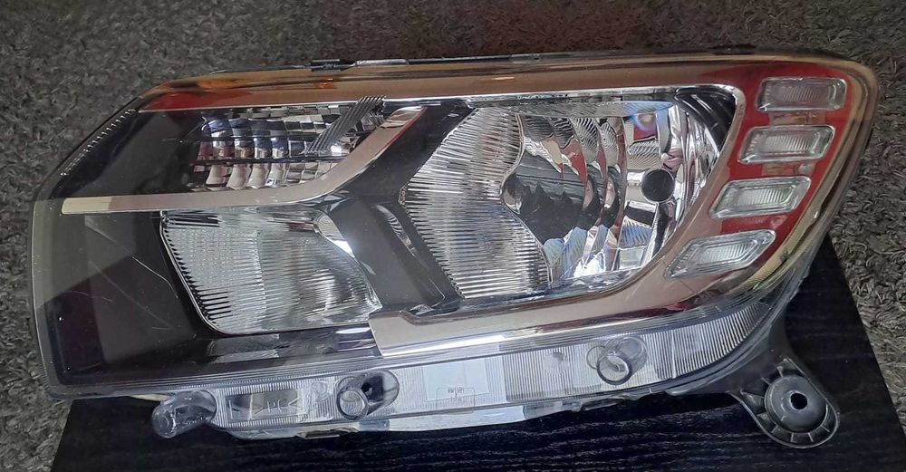 Vând far original stânga Dacia Logan 2 facelift 2016-2020