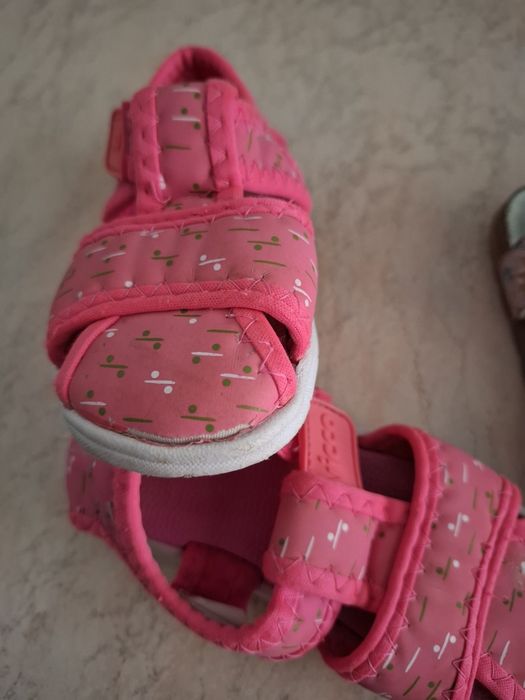 Продаются сандалии на девочку 24 разм.